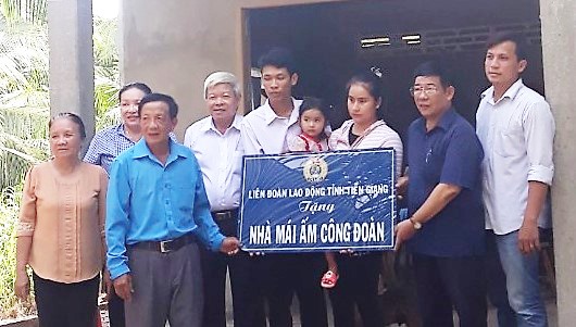 Trao "Mái ấm công đoàn" cho gia đình anh Nguyễn Biển Hồ. Ảnh: K.Q
