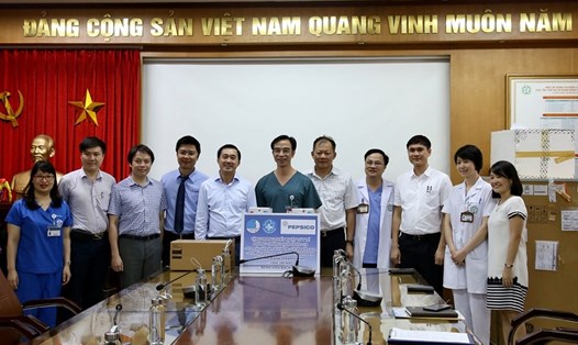 Thứ trưởng Bộ Y tế trao thiết bị y tế cho lãnh đạo BV Bạch Mai. Ảnh: Hội Thầy thuốc trẻ Việt Nam cung cấp