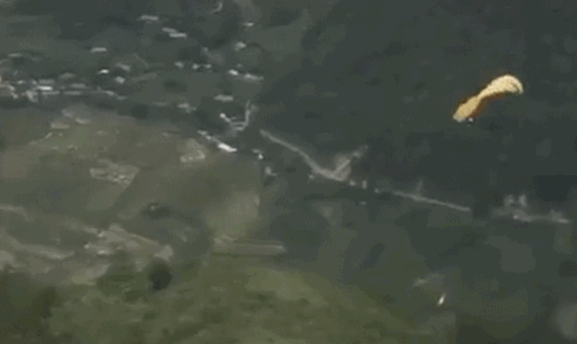 Nam phi công người Nga rơi tự do cùng chiếc dù. Ảnh chụp màn hình