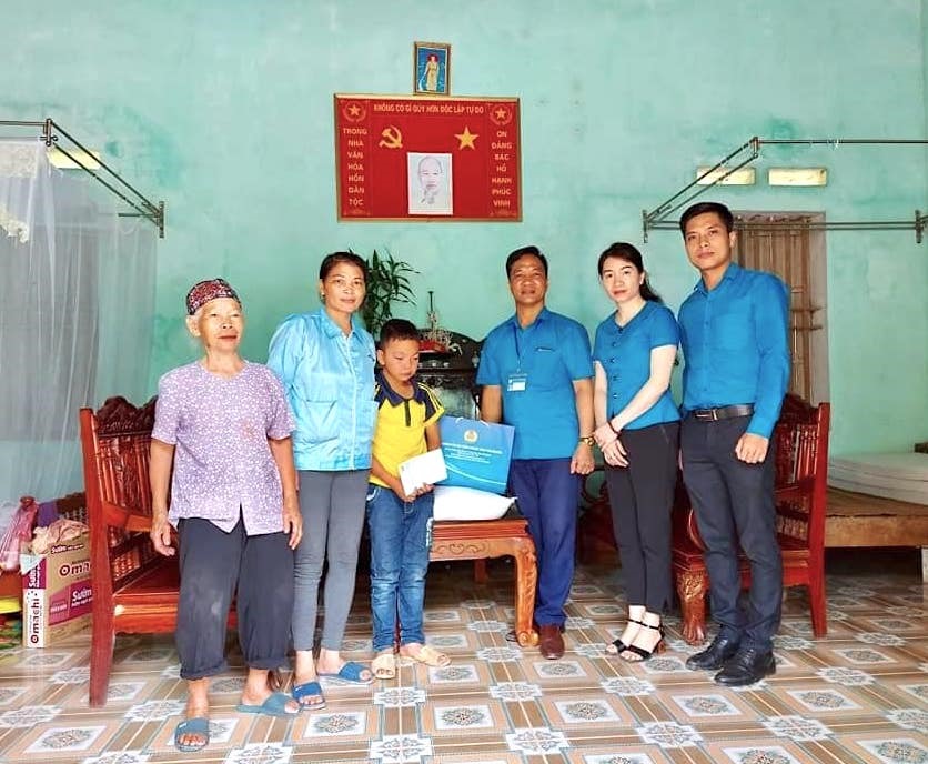 Thăm hỏi và tặng quà con công nhân lao động có hoàn cảnh khó khăn. Ảnh: CĐTN