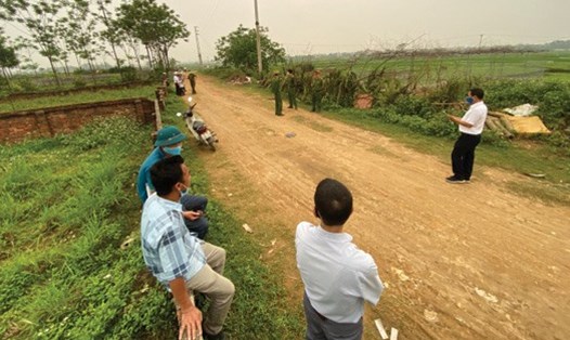 Sốt đất tại khu vực xã Đồng Trúc (huyện Thạch Thất, Hà Nội) đã khiến chính quyền địa phương huy động cả lực lượng công an vào để đảm bảo an ninh trật tự. Ảnh: THÔNG CHÍ