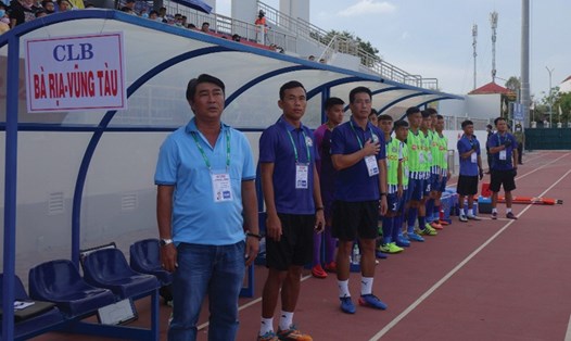 HLV Trần Minh Chiến (ngoài cùng bên trái) đang giúp Bà Rịa - Vũng Tàu lột xác, phấn đấu thăng hạng lên V.League 2021. Ảnh: Nguyễn Đăng