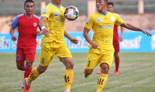 Khánh Hòa (áo vàng) dẫn đầu giải hạng Nhất 2020 với 3 trận toàn thắng. Ảnh: VPF.