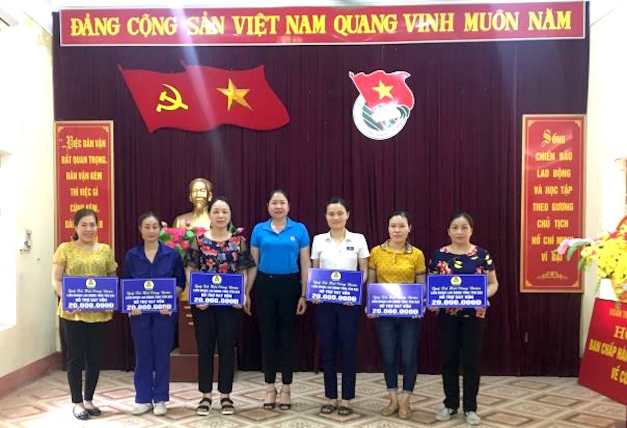 Đồng chí Nguyễn Thị Hồng Hương, Chủ tịch LĐLĐ huyệnYên Bình trao hỗ trợ vay vốn cho nữ đoàn viên công đoàn. Ảnh: Phương Hoa