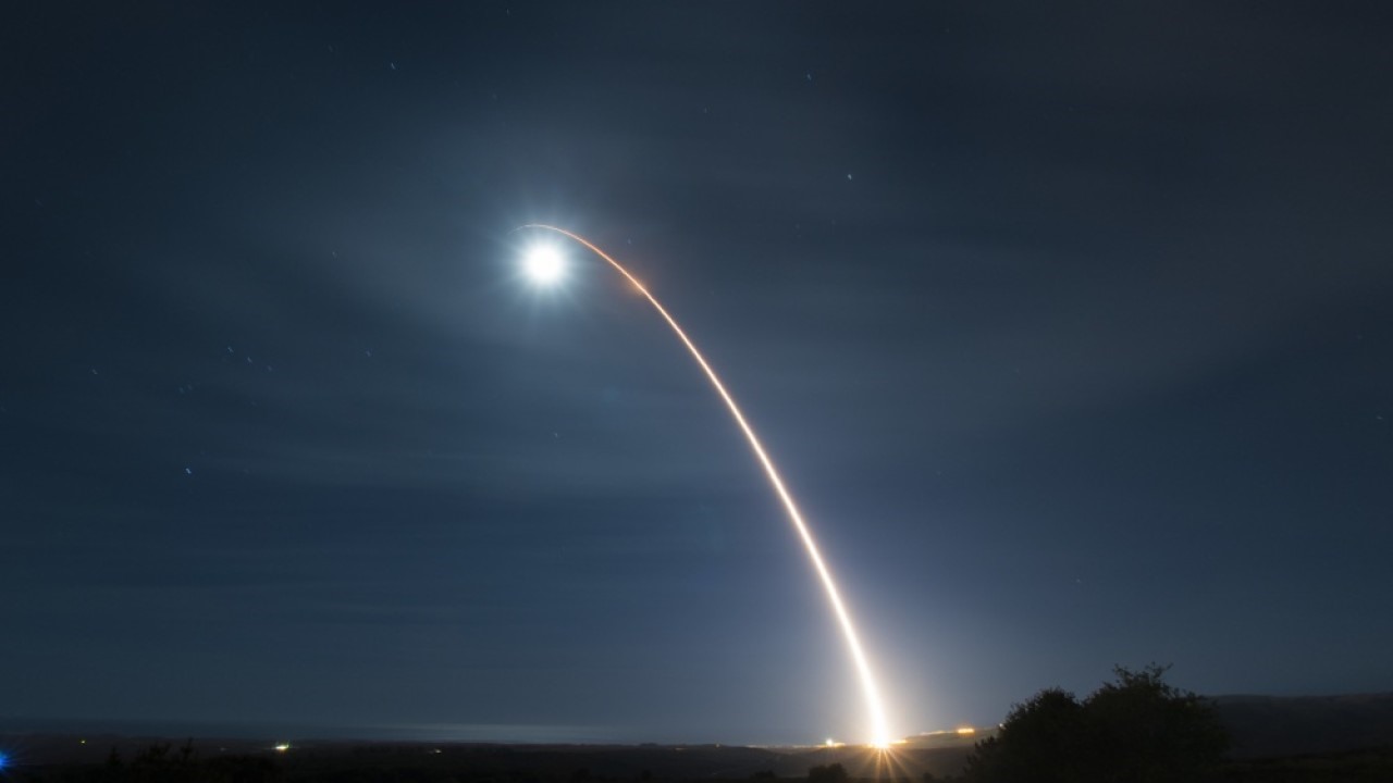 Không quân Mỹ thử tên lửa đạn đạo liên lục địa Minuteman III tháng 2.2020 tại căn cứ không quân Vandenberg ở California. Washington chuẩn bị mở cuộc đàm phán hạt nhân với Mátxcơva vào đầu tuần tới. Ảnh: AFP.