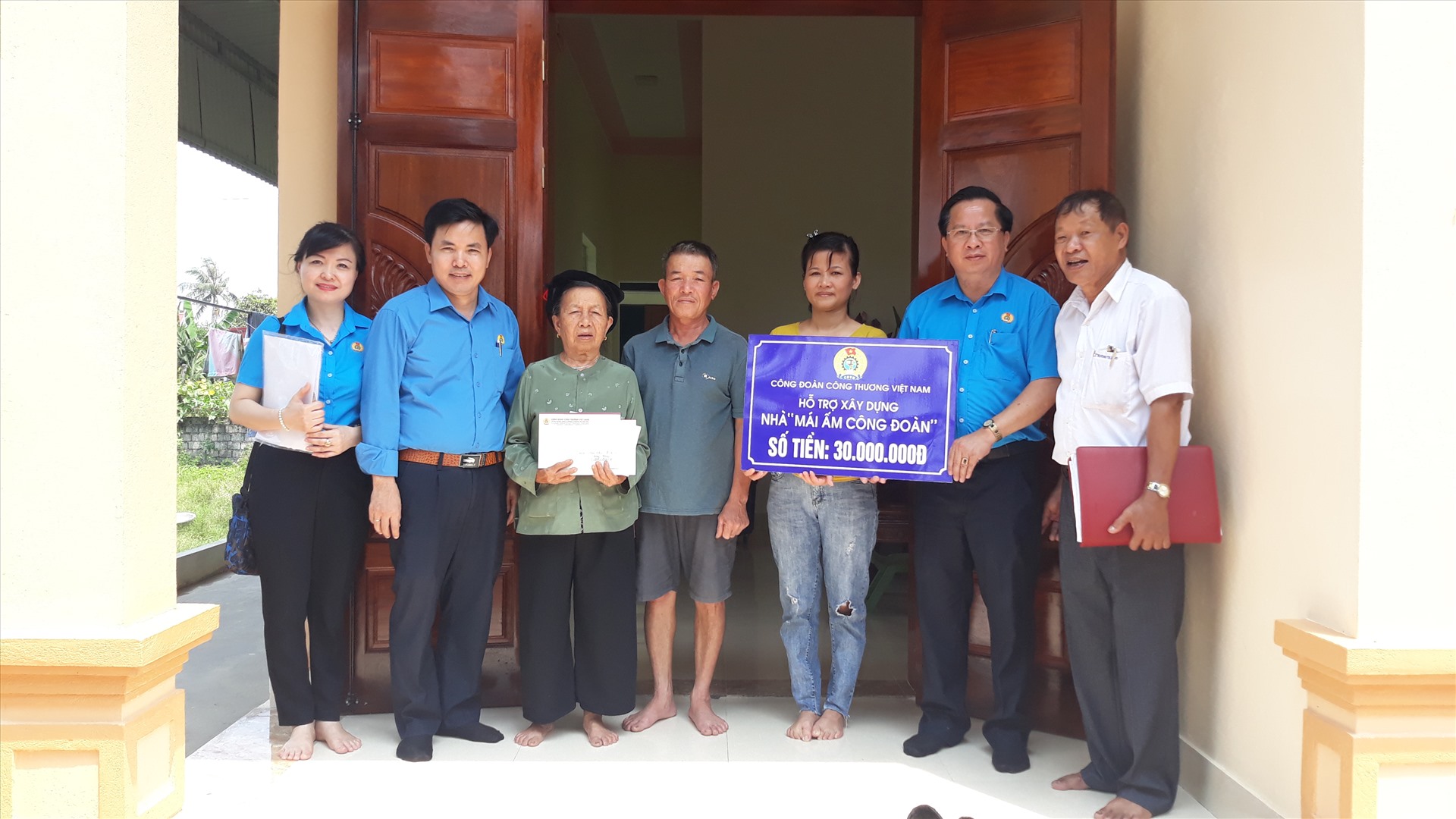 Lãnh đạo Công đoàn Công Thương Việt Nam trao tiền hỗ trợ “Quỹ Mái ấm Công đoàn” cho đoàn viên Phạm Thị Hương. Ảnh: Ngọc Điệp