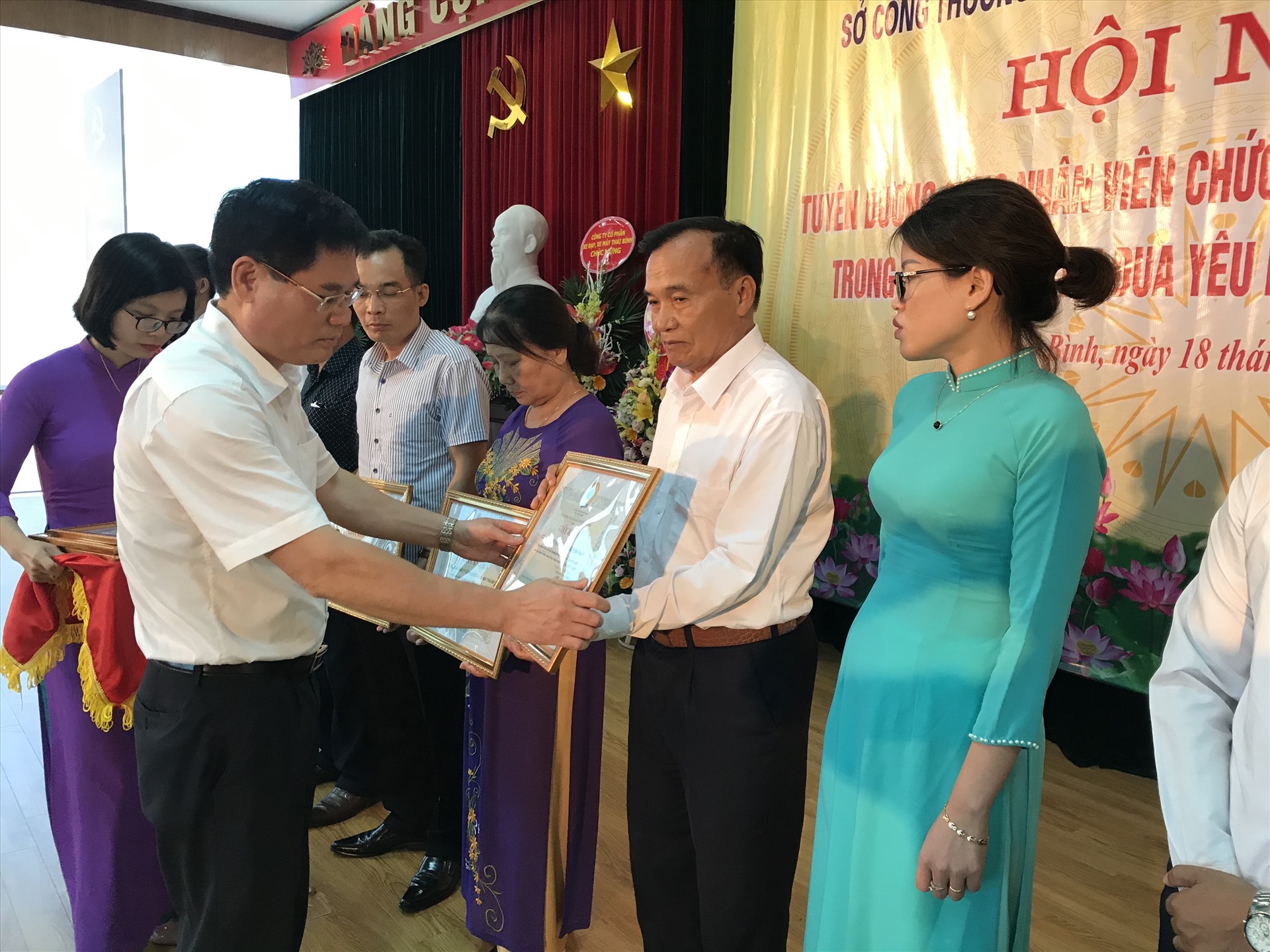 Đồng chí Trần Huy Quân - Giám đốc Sở Công Thương trao giấy khen cho các tập thể. Ảnh: B.Mạnh