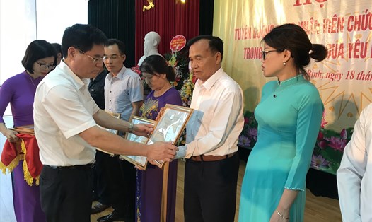 Đồng chí Trần Huy Quân - Giám đốc Sở Công Thương trao giấy khen cho các tập thể. Ảnh: B.Mạnh
