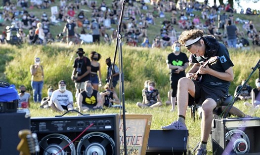 Athan Gatsoulis, 25 tuổi, chơi nhạc trong cuộc biểu tình ôn hòa kỷ niệm ngày lễ Juneteenth tại công viên Ronan ở Boston, Massachusetts, Mỹ hôm 19.6. Ảnh: AFP.
