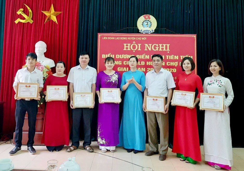 Trao tặng Giấy khen của LĐLĐ huyện cho các điển hình tiên tiến giai đoạn 2015 - 2020. Ảnh: Ngọc Liêm.