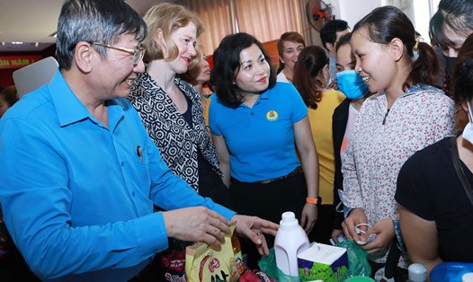 Phó Chủ tịch Thường trực Tổng LĐLĐVN Trần Thanh Hải và bà Wendy Matthews – Đại sứ New Zealand tại Việt Nam trao đổi với công nhân lao động tại Siêu thị giá 0 đồng.