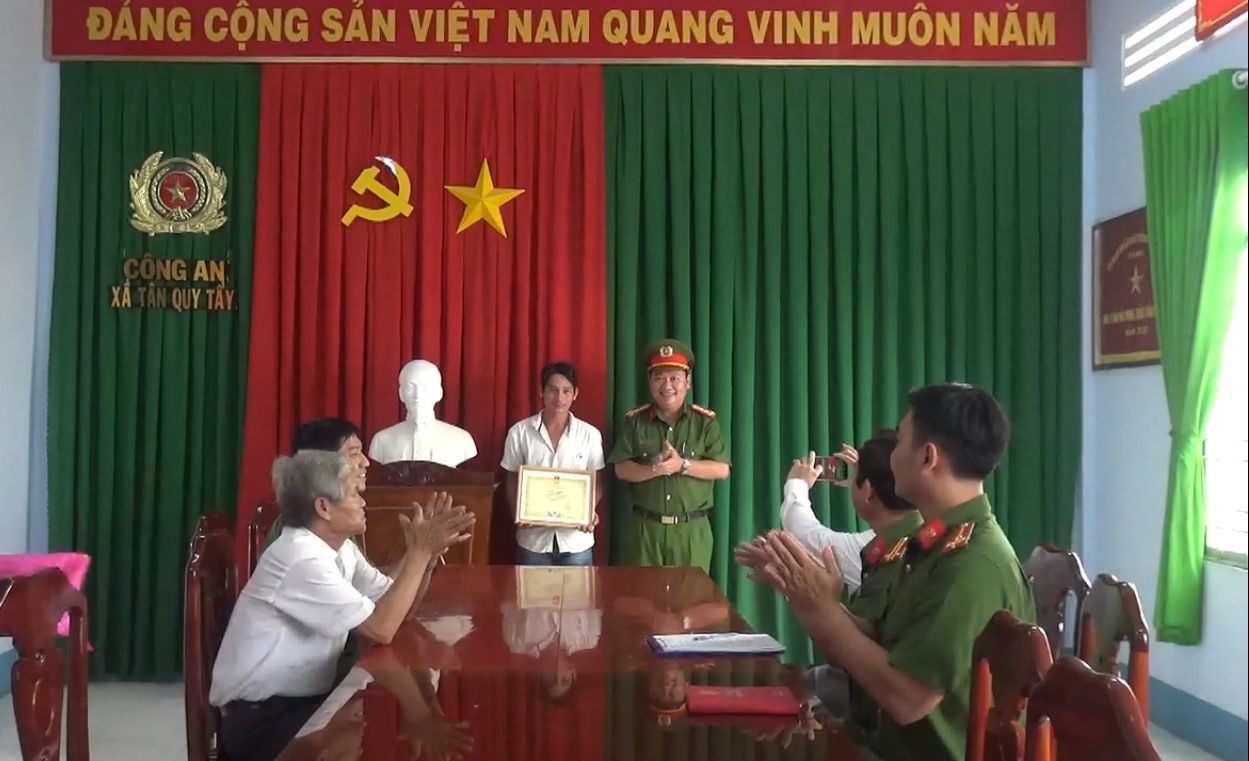 Đại tá Nguyễn Chí Công - Trưởng Công an Thành phố Sa Đéc trao giấy khen cho anh Nguyễn Thành Công. Ảnh: Thanh Nghĩa