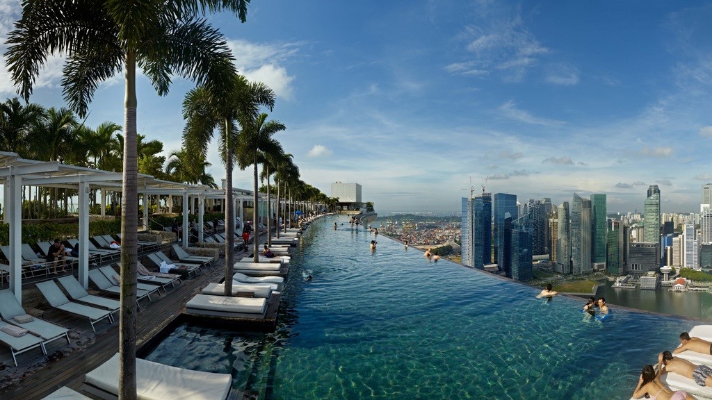 Bể bơi khách sạn Marina Bay Sands, Singapore. Ảnh: Credso
