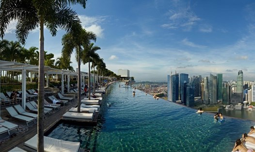 Bể bơi khách sạn Marina Bay Sands, Singapore. Ảnh: Credso