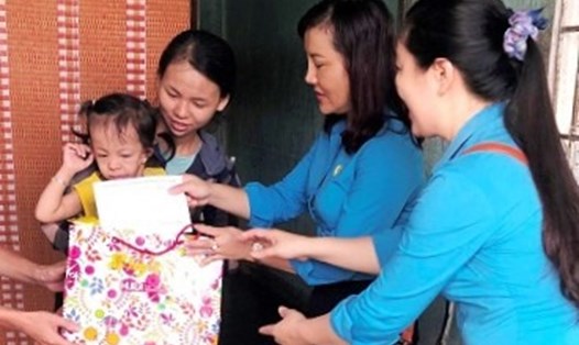 LĐLĐ tỉnh Quảng Nam tặng quà cho các con CNVCLĐ có hoàn cảnh khó khăn. Ảnh: LĐLĐ tỉnh Quảng Nam
