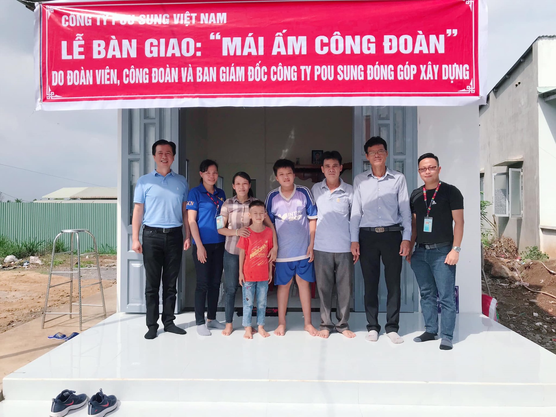 Lễ bàn giao mái ấm công đoàn cho công nhân. Ảnh: Trường Lê