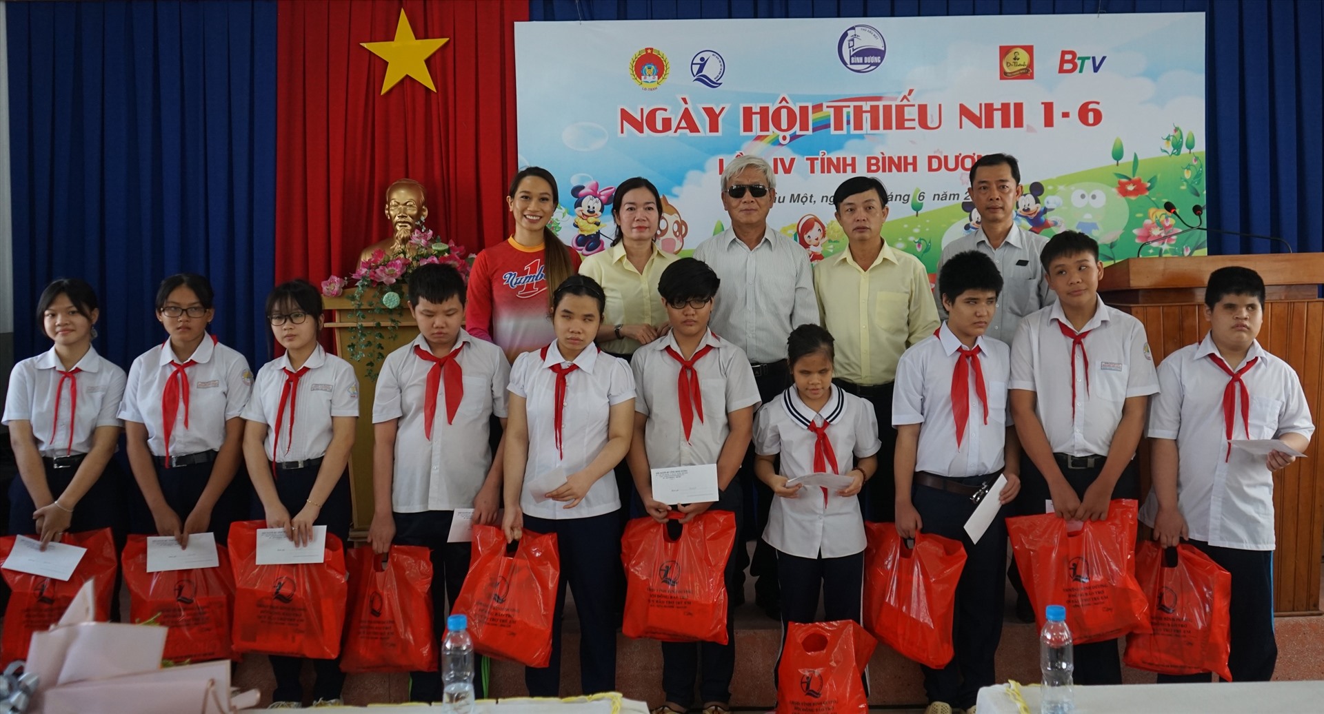 100 suất quà được trao cho trẻ em khiếm thị, trẻ em có hoàn cảnh khó khăn. Ảnh: Tân Hiệp Phát.