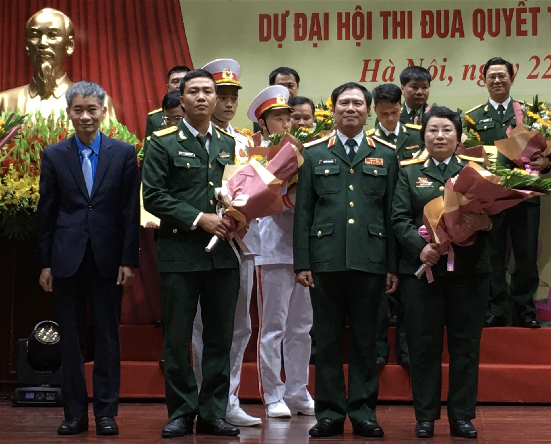 Phó chủ tịch Tổng LĐLĐVN Trần Văn Thuật (ngoài cùng bên trái)  tặng hoa chúc mừng các điển hình tiên tiến. Ảnh: Thu Trà