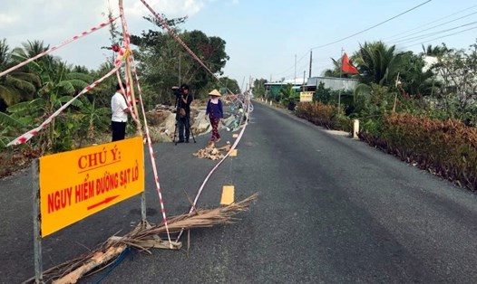 Nhiều tuyến đường tại Cà Mau bị sạt lở nghiêm trọng. Ảnh Nhật Hồ.