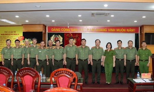 Thứ trưởng Nguyễn Văn Thành và các đại biểu chúc mừng Thiếu tướng Nguyễn Hải Trung. Ảnh: VGP.