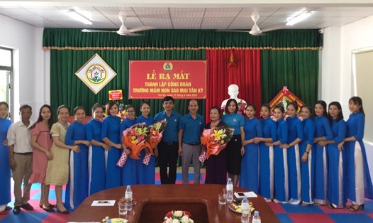 Lãnh đạo LĐLĐ huyện Tân Kỳ chúc mừng công đoàn cơ sở Trường Mầm non Sao Mai. Ảnh: VN
