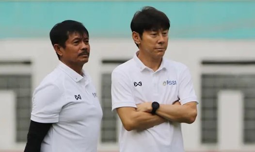 Huấn luyện viên Shin Tae-yong làm việc cùng huyền thoại Indra Sjafri. Ảnh: Bola