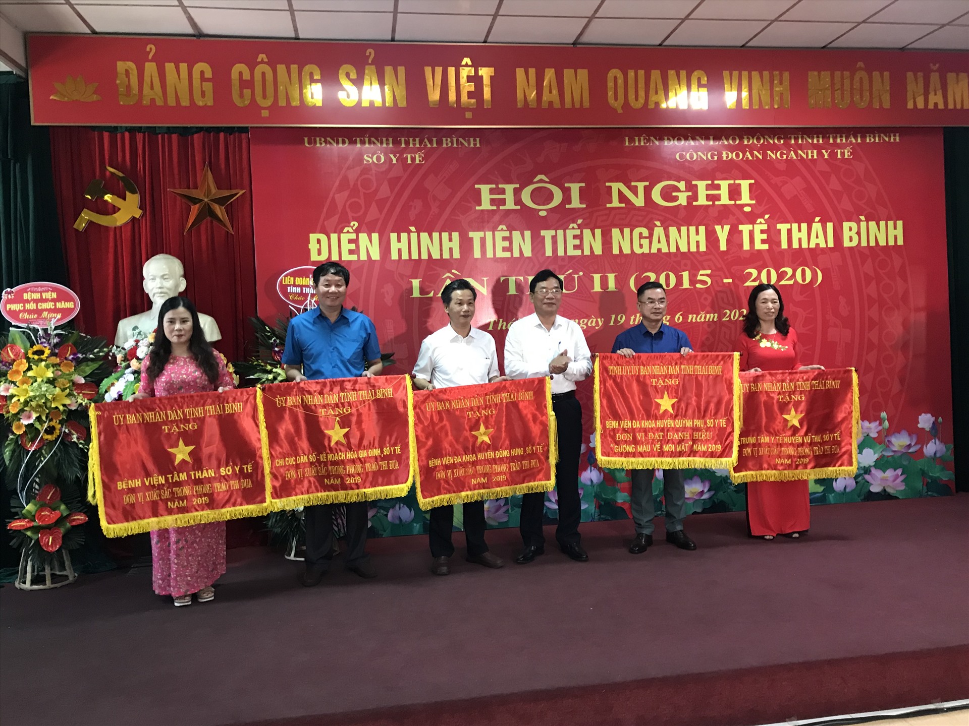 Đồng chí Phạm Văn Dịu – Giám đốc Sở Y tế trao cờ thi đua khen thưởng cho các tập thể. Ảnh: B.Mạnh