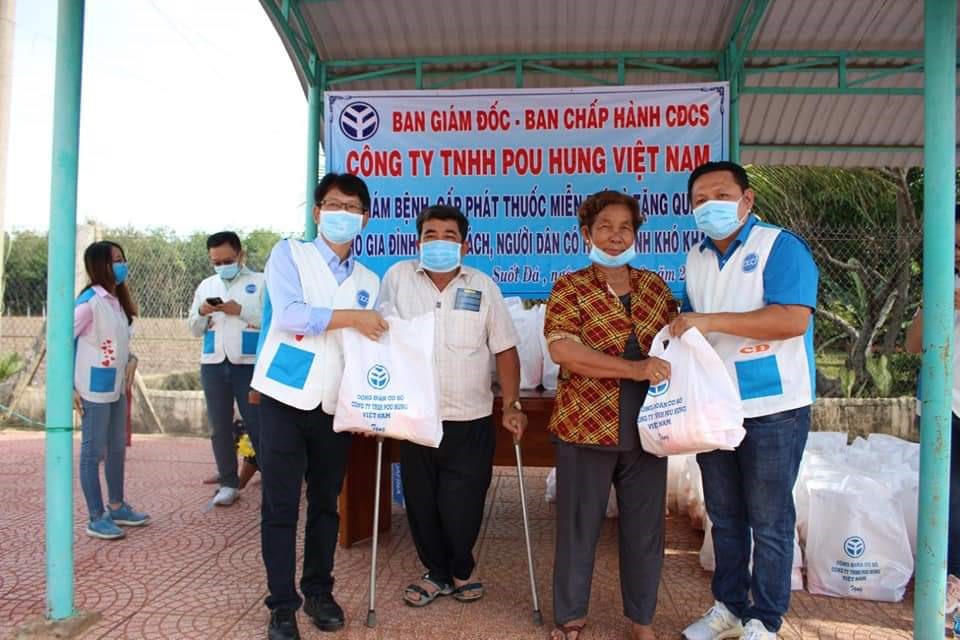 Công đoàn cơ sở khám bệnh, tặng thuốc cho gia đình khó khăn. Ảnh: Quốc Tiến