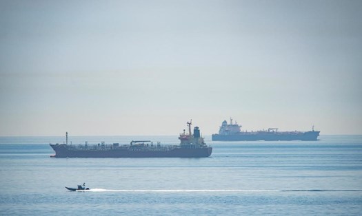 Sau nhiên liệu, lại thêm tàu Iran chở hàng hóa thực phẩm sắp cập cảng Venezuela. Ảnh: AP