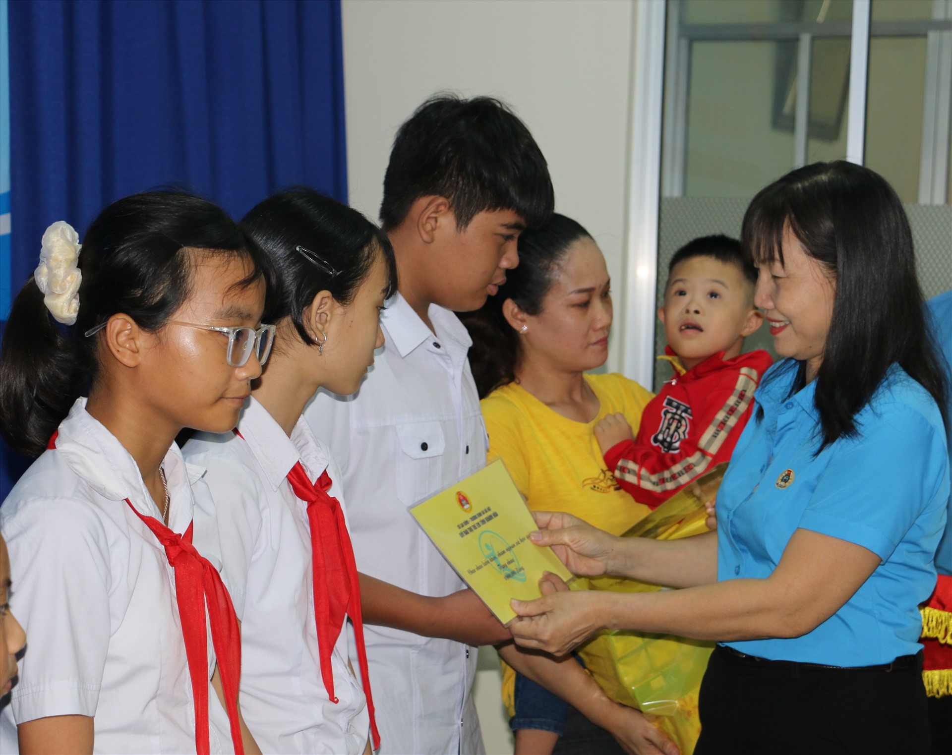 Đ/c Nguyễn Thị Hằng - PCT TT LĐLĐ tỉnh tặng quà cho con CNVCLĐ khó khăn, học giỏi