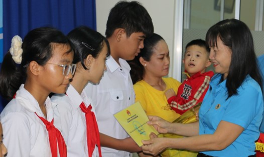 Đ/c Nguyễn Thị Hằng - PCT TT LĐLĐ tỉnh tặng quà cho con CNVCLĐ khó khăn, học giỏi