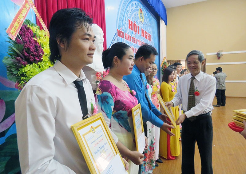 Nguyên Chủ tịch LĐLĐ tỉnh Bến Tre - ông Lê Văn Quyền - trao chứng nhận cho công nhân tiêu biểu. Ảnh: T.Q
