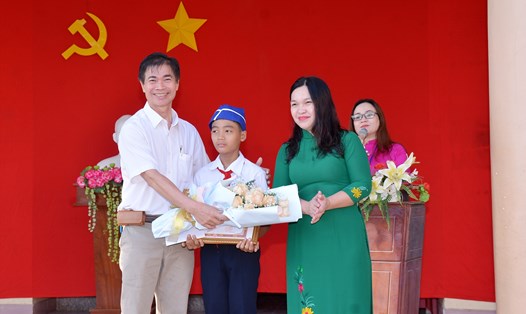 Lãnh đạo huyện Long Thành khen thưởng cho em Phạm Trọng Đạt. Ảnh: Ngọc Mai