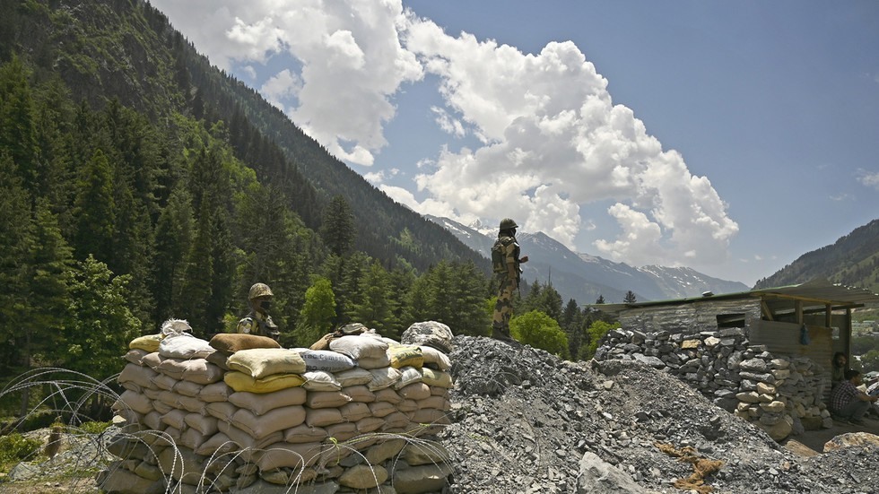 Binh lính Ấn Độ canh giữ đường cao tốc dẫn đến Leh, tiếp giáp Trung Quốc, ngày 17.6.2020. Ảnh: AFP