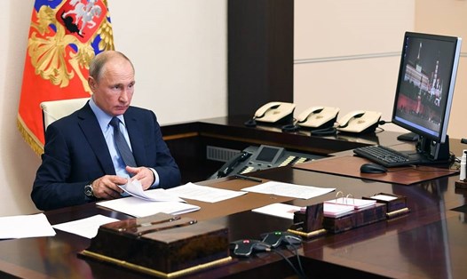 Tổng thống Nga Vladimir Putin trong cuộc gọi trực tuyến với các nhân viên y tế Nga. Ảnh: AFP.