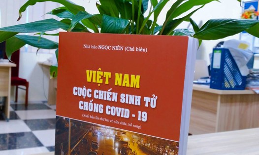 Diện mạo cuốn sách "Việt Nam - Cuộc chiến sinh tử chống COVID-19". Ảnh: Trần Kiều