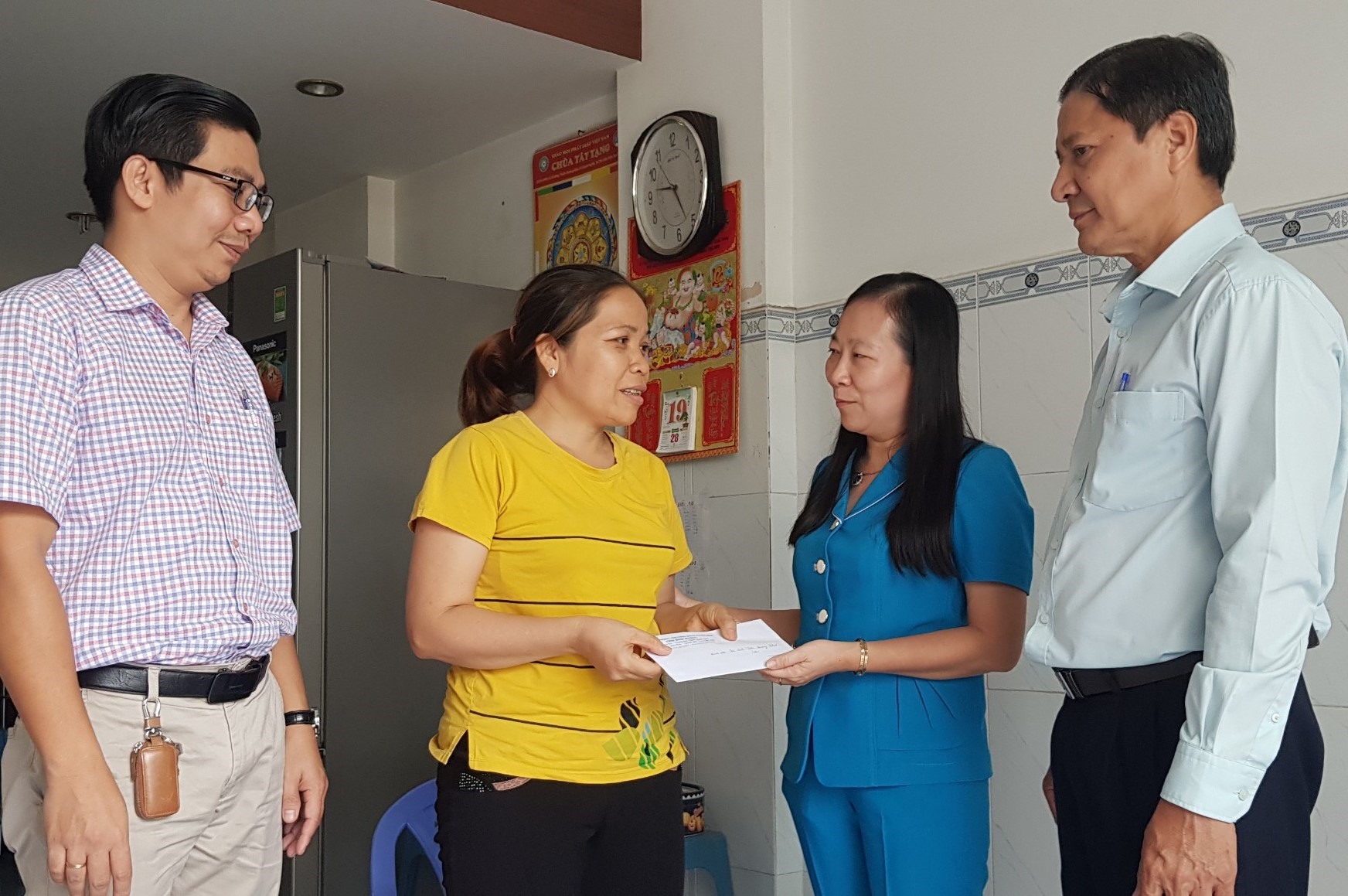 Bà Ong Thụy Hoàng Mai - Phó Chủ tịch LĐLĐ Bình Dương trao hỗ trợ gia đình có người thân bị tai nạn lao động ở thành phố Thuận An. Ảnh: Dương Bình