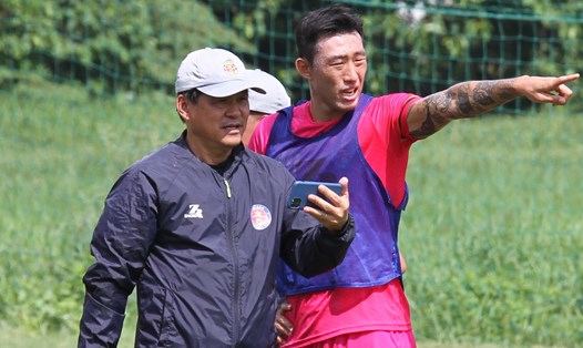 Huấn luyện viên Vũ Tiến Thành hướng dẫn hậu vệ Ahn Byung-keon. Ảnh: Thanh Vũ