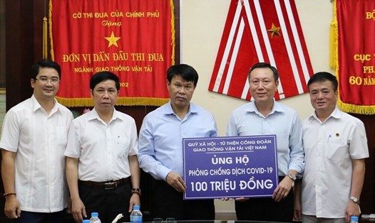 Đồng chí Đỗ Nga Việt - Chủ tịch Công đoàn Giao thông Vận tải Việt Nam (thứ 3, từ trái sang) trao hỗ trợ phòng chống COVID-19 cho đại diện người lao động. Ảnh: Vũ Nhung