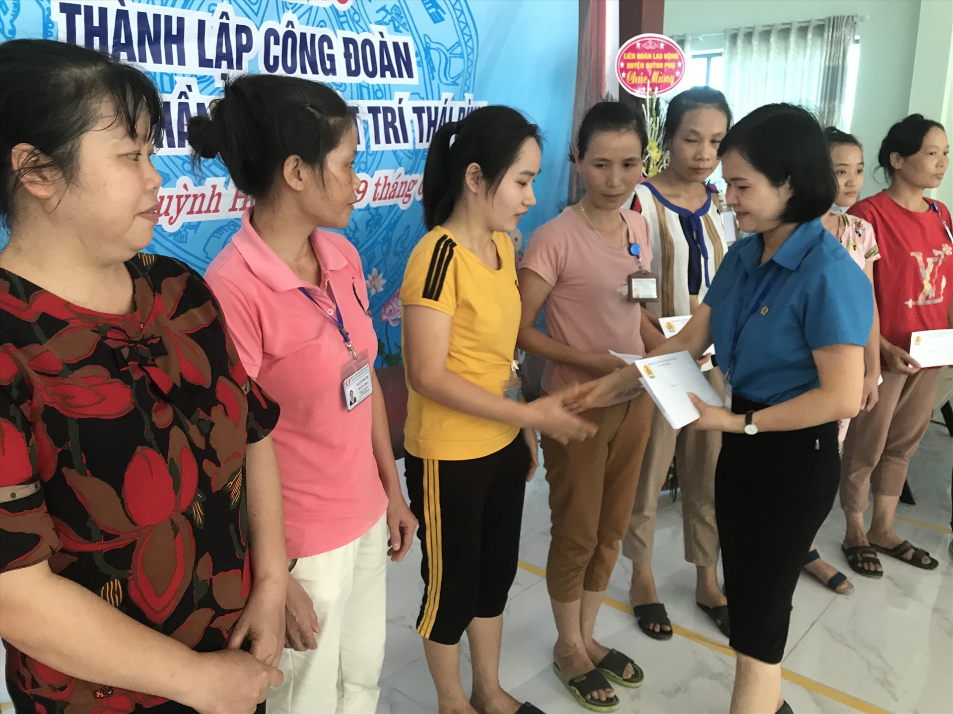 Lãnh đạo LĐLĐ huyện trao quà cho công nhân có hoàn cảnh khó khăn. Ảnh: Bá Mạnh