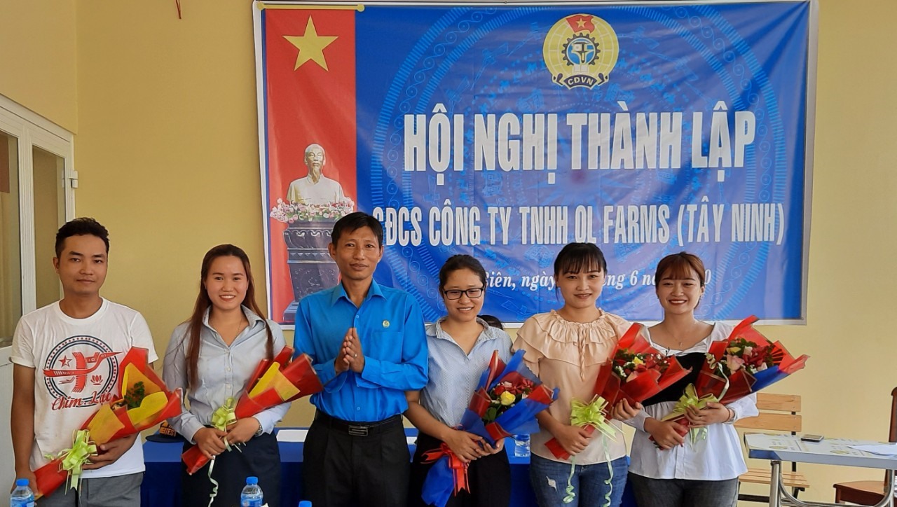 Ông Trần Chí Tâm – Chủ tịch Liên đoàn Lao động huyện Tân Biên tặng hoa chúc mừng Ban Chấp hành CĐCS mới ra mắt. Ảnh LĐLĐ Tây Ninh