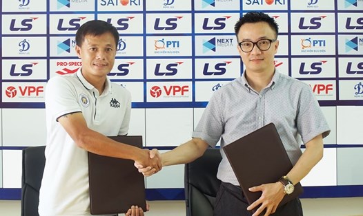 Tiền vệ Thành Lương gia hạn hợp đồng với Hà Nội. Ảnh: HNFC