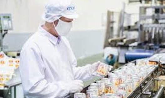 Trung Quốc đã cấp mã giao dịch cho 4 doanh nghiệp Việt Nam xuất khẩu sữa sang thị trường này. Ảnh: VGP/Minh Thi