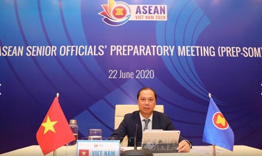 Thứ trưởng Ngoại giao Nguyễn Quốc Dũng chủ trì cuộc họp trù bị các Quan chức cao cấp ASEAN. Ảnh: TTXVN