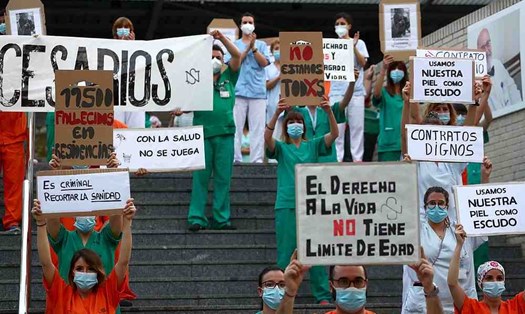 Các nhân viên y tế tại Tây Ban Nha hôm 15.6 giương biểu ngữ yêu cầu điều kiện làm việc tốt hơn trong cuộc chiến chống COVID-19. Ảnh: Reuters.