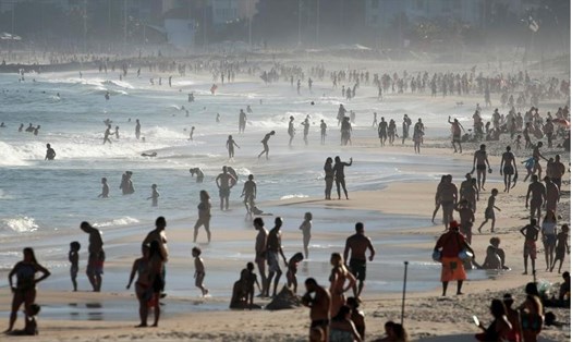 Người dân vui chơi đông đúc tại bãi biển Ipanema, Rio de Janeiro ngày 21.6, bất chấp bối cảnh COVID-19 đáng báo động ở nước này. Ảnh: Reuters