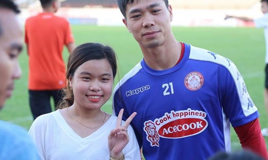 Công Phượng vui vẻ chụp ảnh cùng 1 fan nhí, khi đội TP.HCM có buổi tập làm quen với mặt sân thành phố Vinh, Nghệ An chiều 22.6. Ảnh: HCM FC.