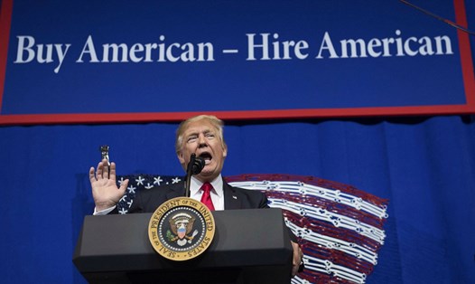 Tổng thống Donald Trump tạm dừng cấp visa lao động đến Mỹ tới hết năm 2020. Ảnh: AFP