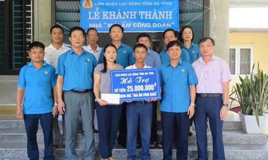 LĐLĐ Hà Tĩnh trao hỗ trợ nhà Mái ấm Công đoàn cho đoàn viên khó khăn dịp Tháng Công nhân năm 2020. Ảnh: CĐ.
