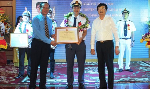 Tổng LĐLĐ Việt Nam biểu dương thuyền viên có thành tích xuất sắc. Ảnh Mai Dung